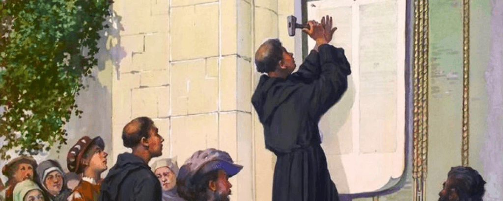 Martinho Lutero pregando as 95 Teses na porta da Igreja do Castelo de Wittenberg, iniciando a Reforma Protestante no século XVI.